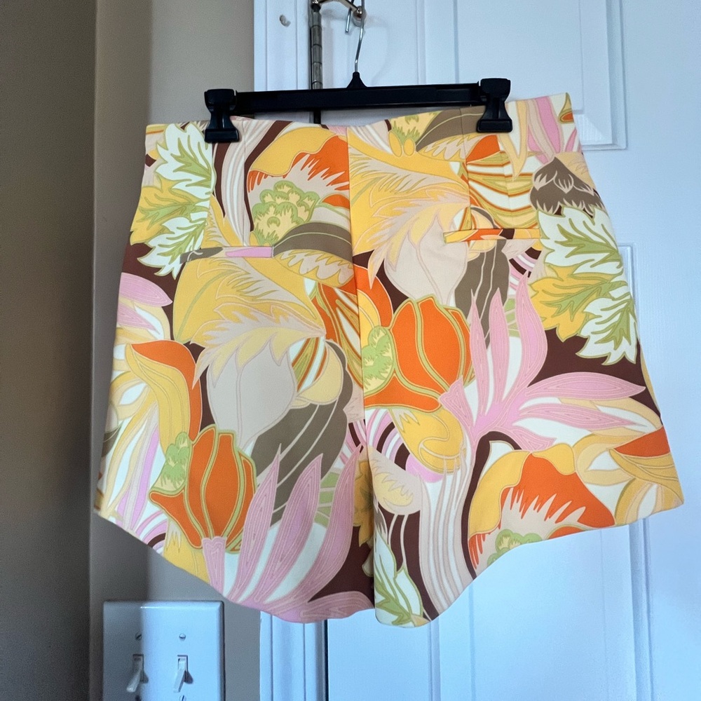 Zara polyester printed shorts, back pockets, side zipper.
